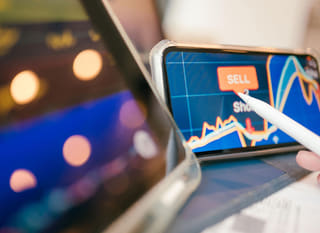 Händler für mehrere Märkte, der Bitcoin-, Ethereum- und Forex-Optionen analysiert